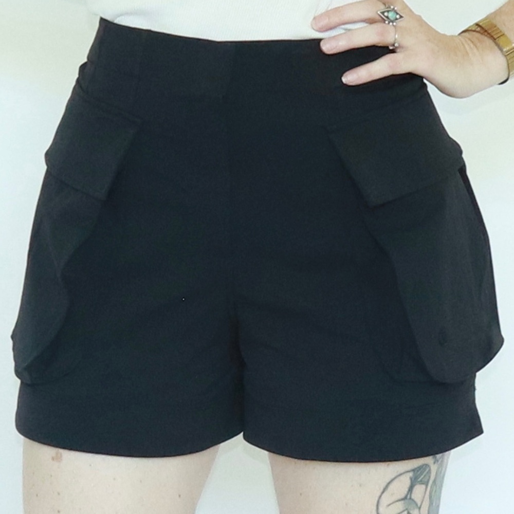 Lululemon Relaxed Fit Super High Rise Water Repellant - CARGO SHORT - Size 4